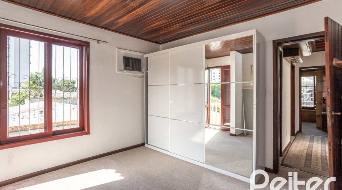 Casa à venda com 227m², 3 dormitórios, 1 suíte, 3 vagas, no bairro Tristeza em Porto Alegre