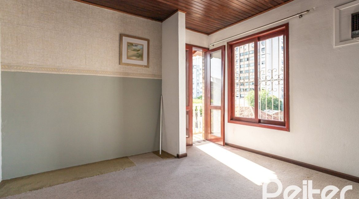 Casa à venda com 227m², 3 dormitórios, 1 suíte, 3 vagas, no bairro Tristeza em Porto Alegre