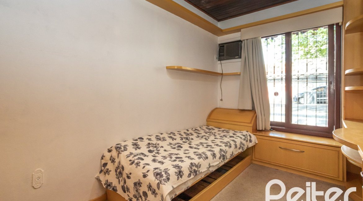 Casa à venda com 227m², 3 dormitórios, 1 suíte, 3 vagas, no bairro Tristeza em Porto Alegre