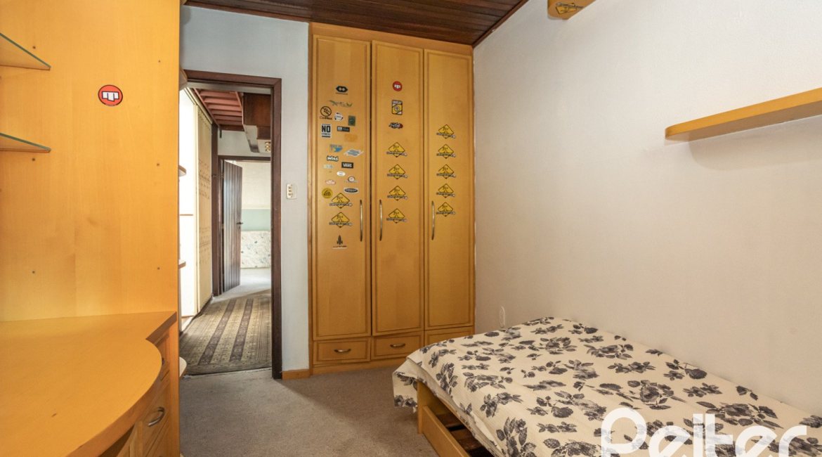 Casa à venda com 227m², 3 dormitórios, 1 suíte, 3 vagas, no bairro Tristeza em Porto Alegre