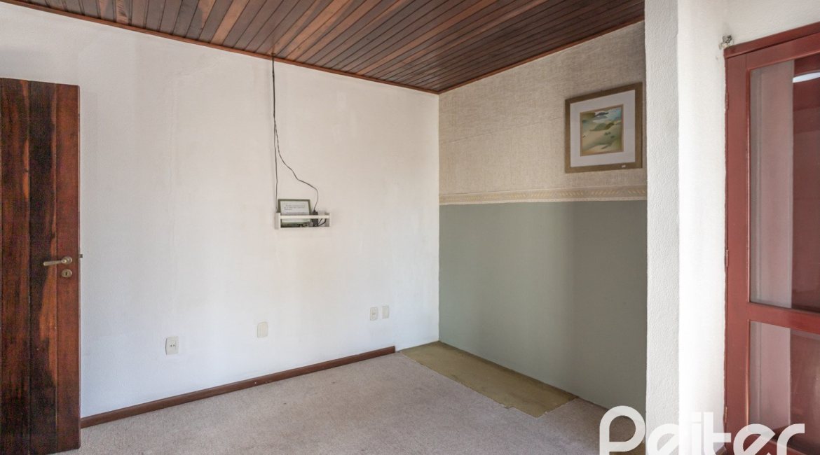 Casa à venda com 227m², 3 dormitórios, 1 suíte, 3 vagas, no bairro Tristeza em Porto Alegre