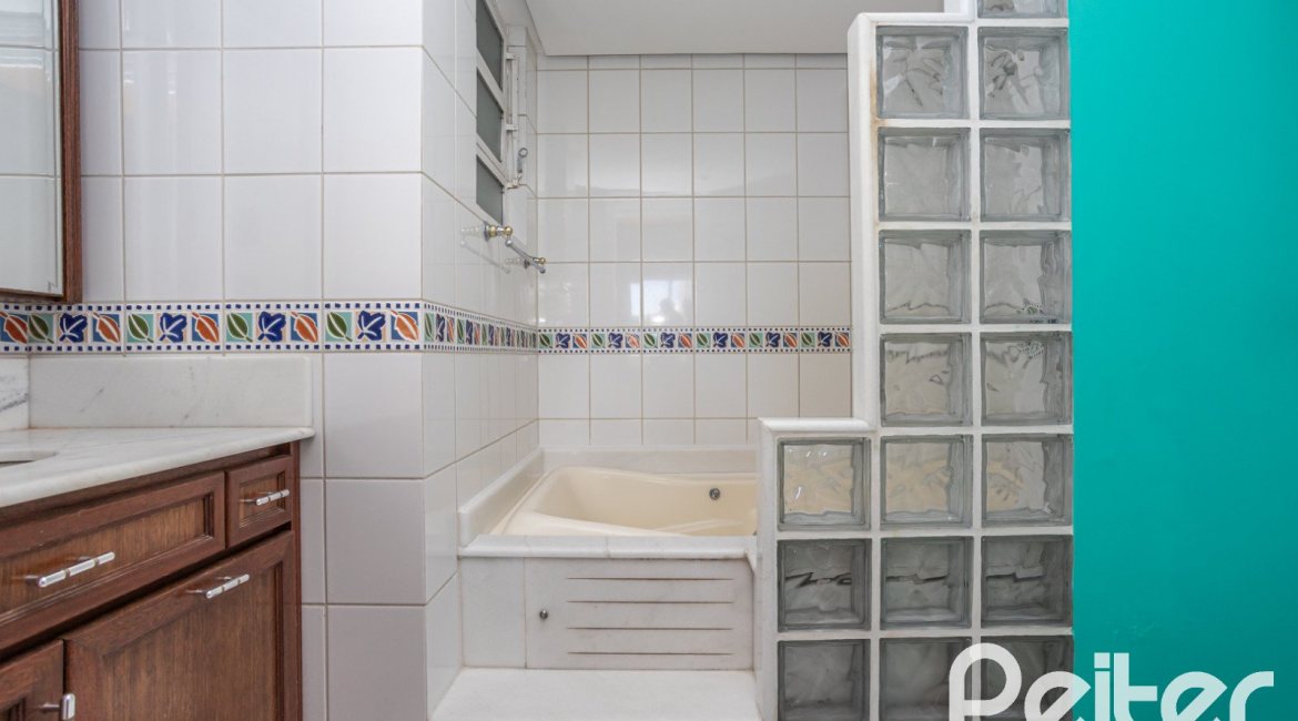 Apartamento à venda com 115m², 3 dormitórios, 1 suíte, 1 vaga, no bairro Menino Deus em Porto Alegre