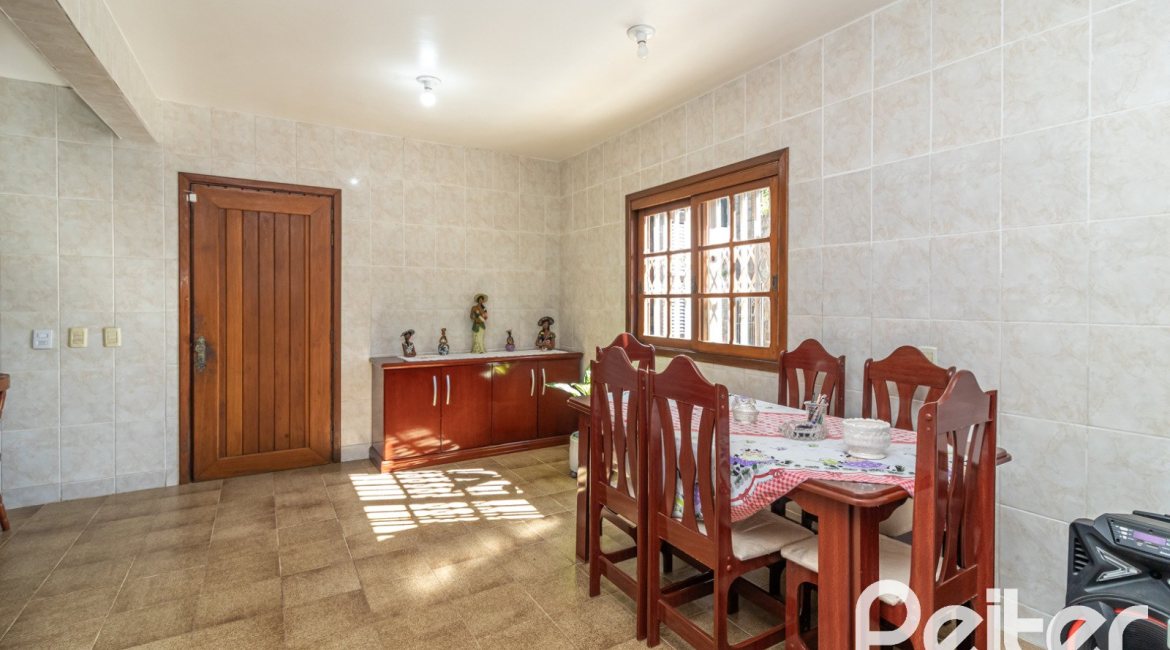 Casa à venda com 267m², 3 dormitórios, 1 suíte, 1 vaga, no bairro Sétimo Céu em Porto Alegre