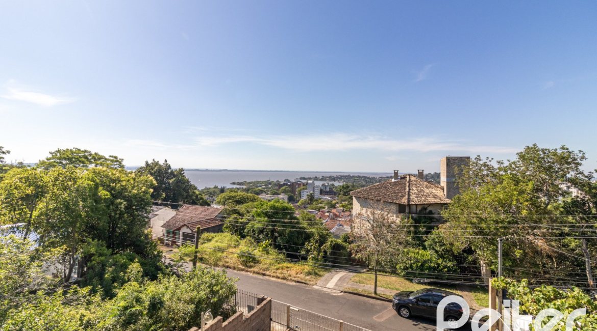 Casa à venda com 267m², 3 dormitórios, 1 suíte, 1 vaga, no bairro Sétimo Céu em Porto Alegre