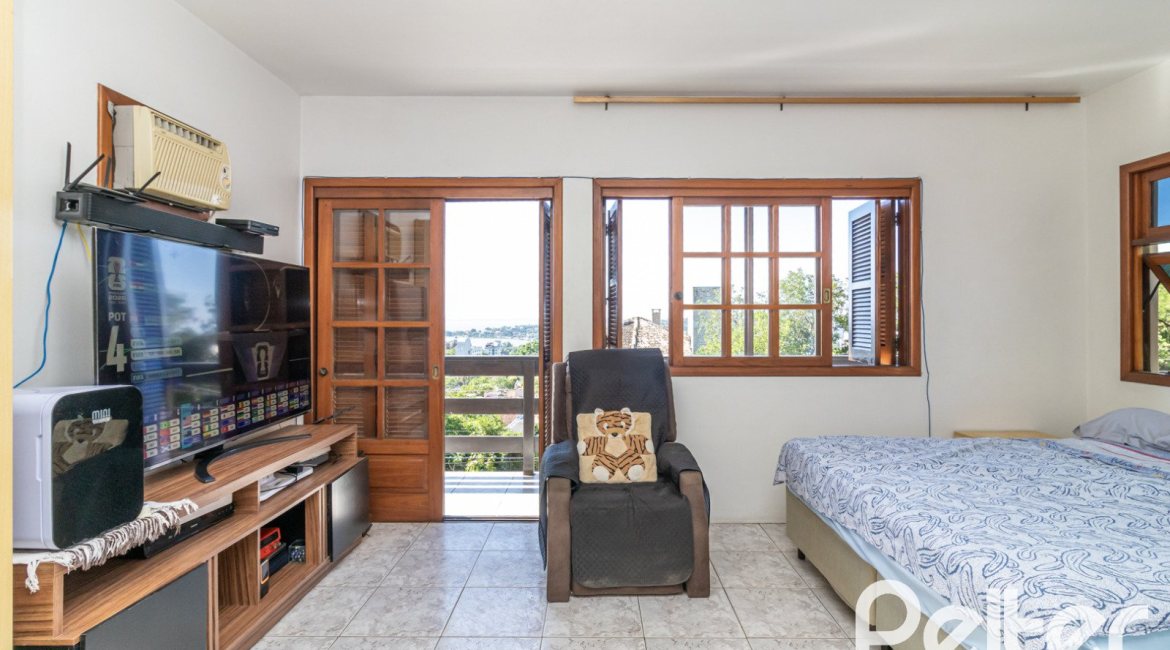 Casa à venda com 267m², 3 dormitórios, 1 suíte, 1 vaga, no bairro Sétimo Céu em Porto Alegre