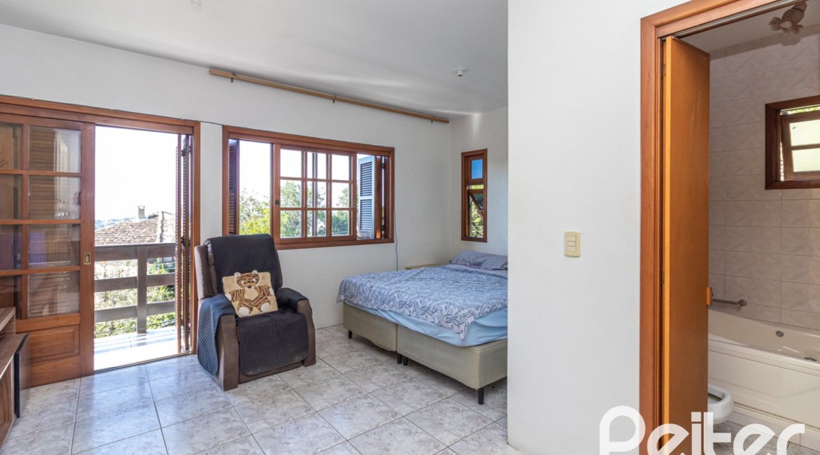 Casa à venda com 267m², 3 dormitórios, 1 suíte, 1 vaga, no bairro Sétimo Céu em Porto Alegre