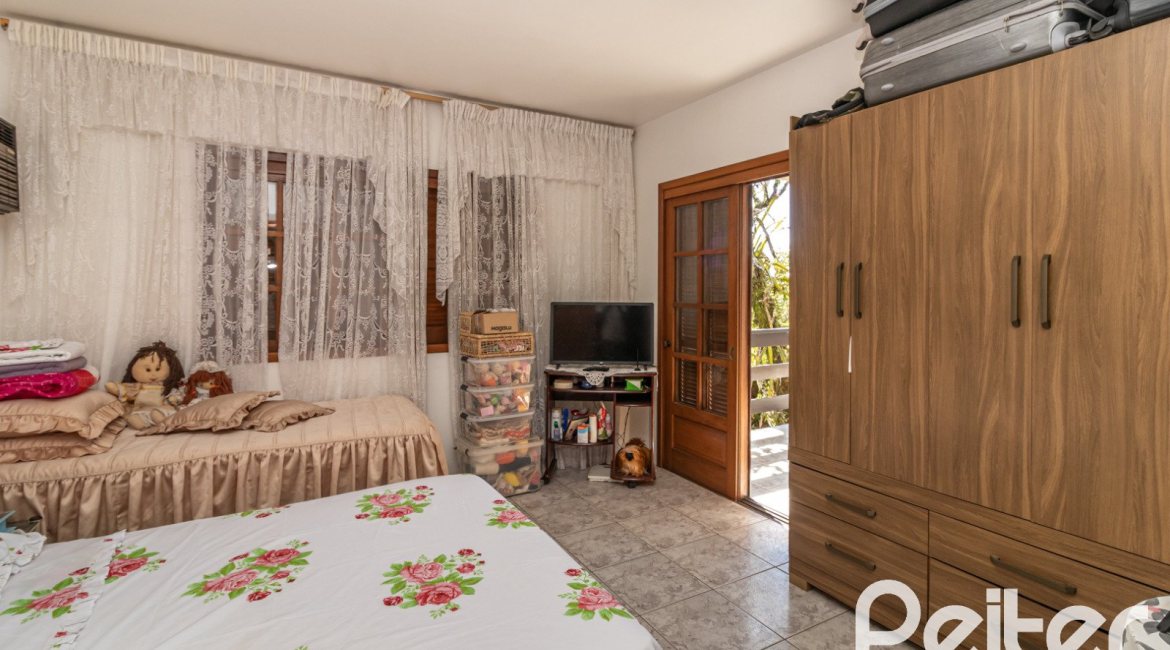 Casa à venda com 267m², 3 dormitórios, 1 suíte, 1 vaga, no bairro Sétimo Céu em Porto Alegre