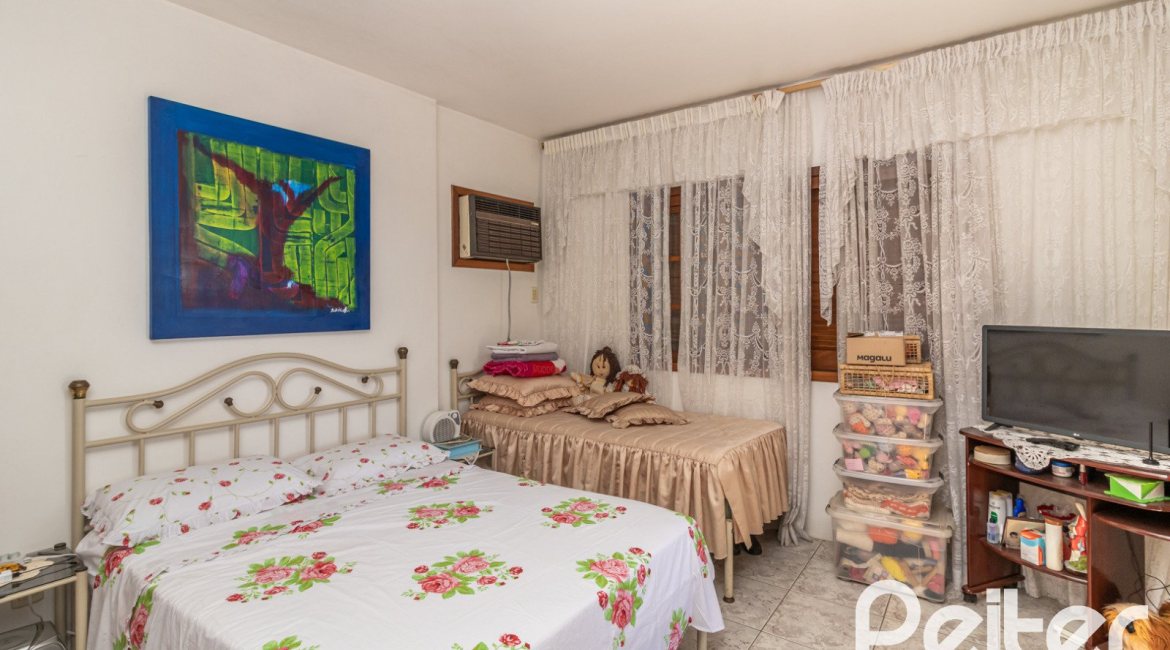 Casa à venda com 267m², 3 dormitórios, 1 suíte, 1 vaga, no bairro Sétimo Céu em Porto Alegre