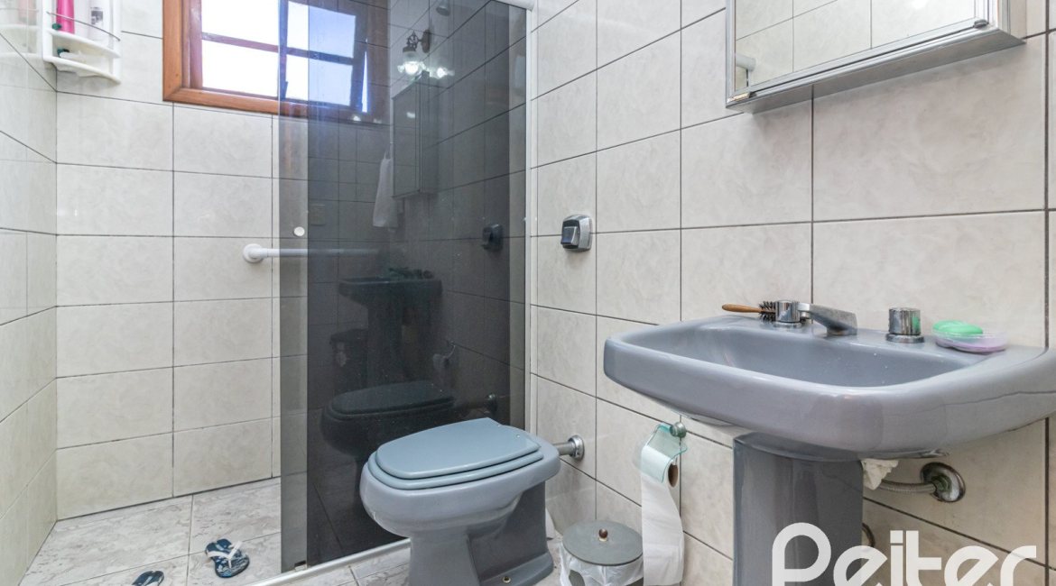 Casa à venda com 267m², 3 dormitórios, 1 suíte, 1 vaga, no bairro Sétimo Céu em Porto Alegre