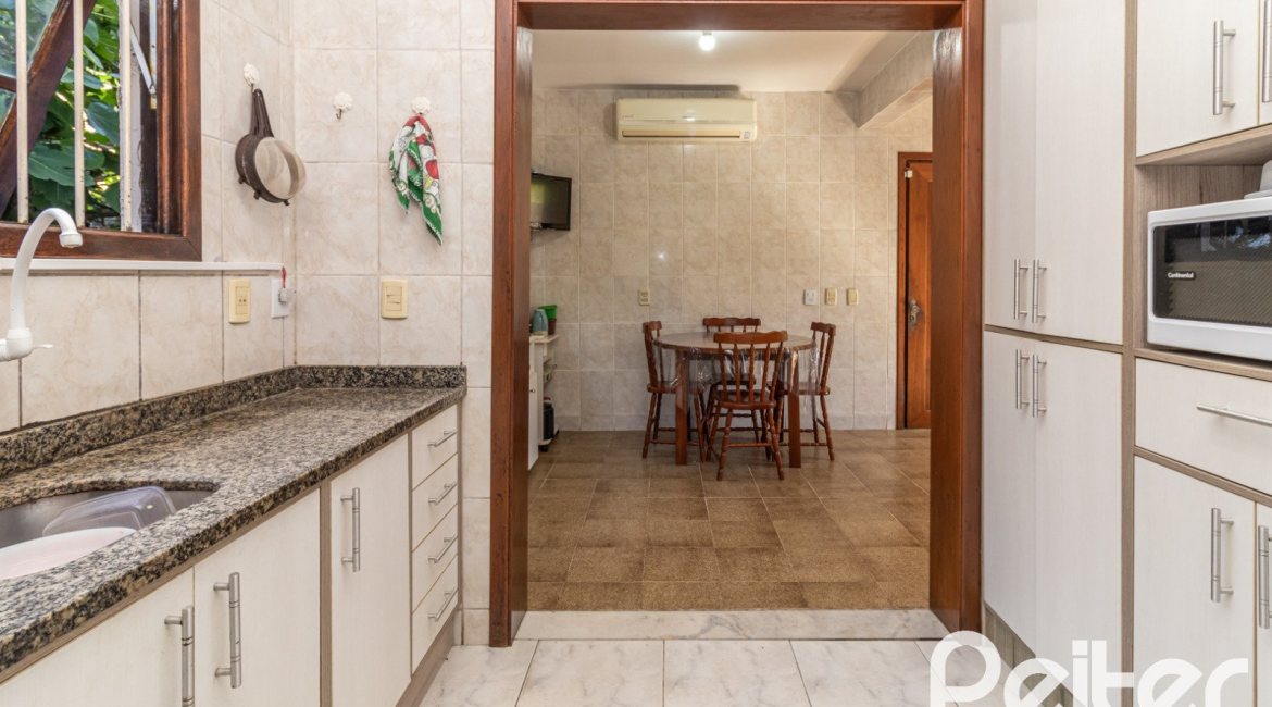 Casa à venda com 267m², 3 dormitórios, 1 suíte, 1 vaga, no bairro Sétimo Céu em Porto Alegre
