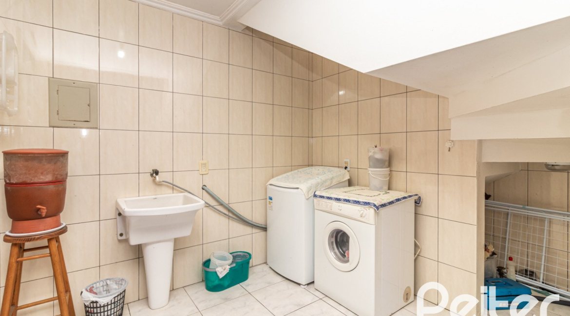 Casa à venda com 267m², 3 dormitórios, 1 suíte, 1 vaga, no bairro Sétimo Céu em Porto Alegre