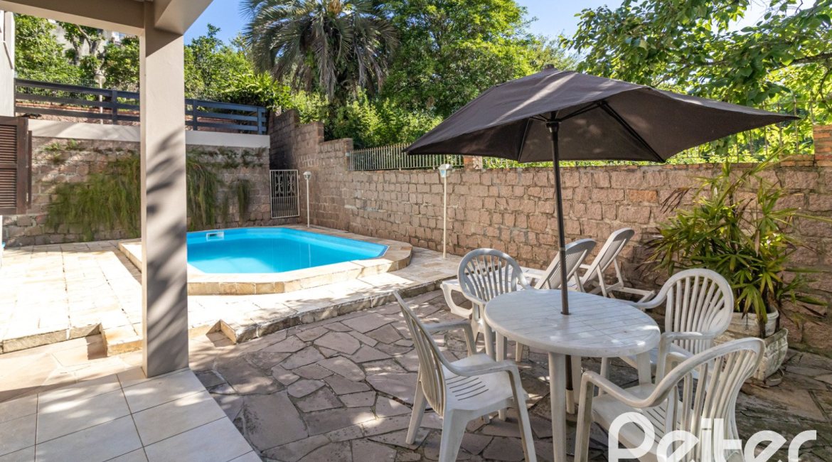 Casa à venda com 267m², 3 dormitórios, 1 suíte, 1 vaga, no bairro Sétimo Céu em Porto Alegre