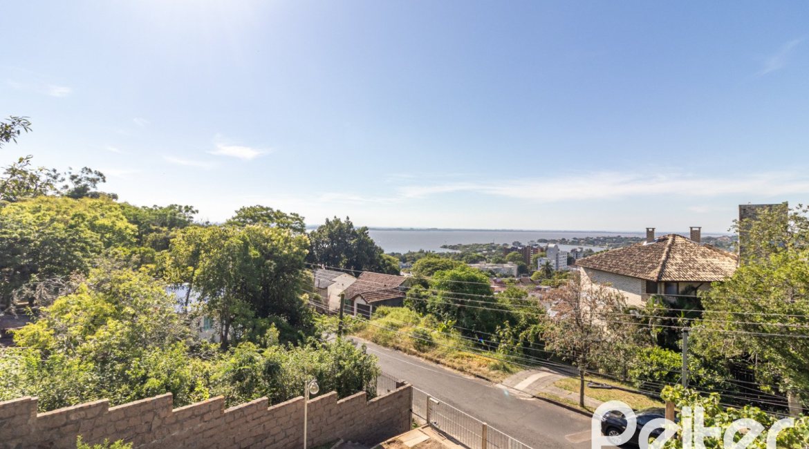 Casa à venda com 267m², 3 dormitórios, 1 suíte, 1 vaga, no bairro Sétimo Céu em Porto Alegre