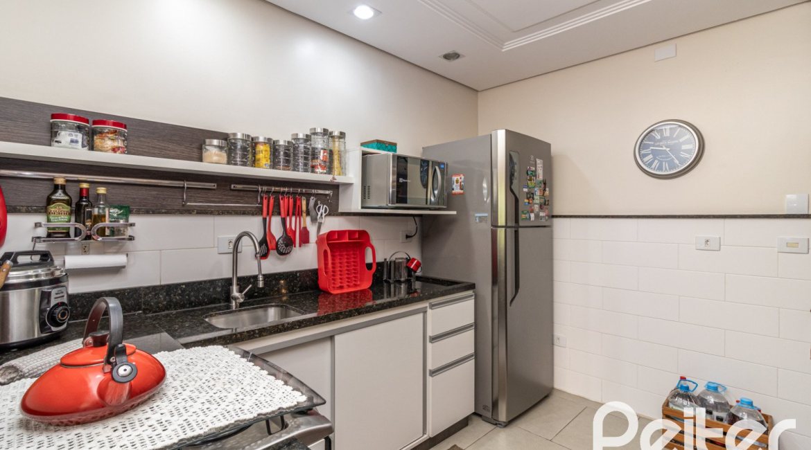 Casa em Condomínio à venda com 186m², 3 dormitórios, 1 suíte, 2 vagas, no bairro Hípica em Porto Alegre