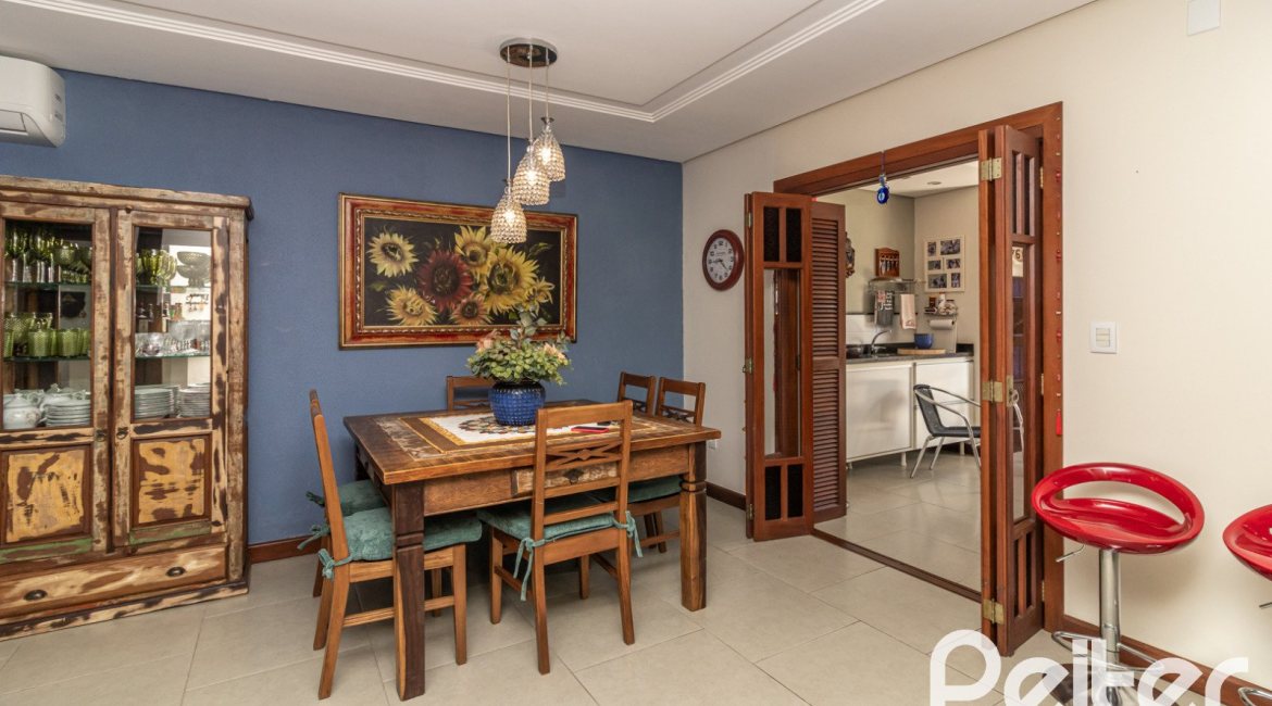 Casa em Condomínio à venda com 186m², 3 dormitórios, 1 suíte, 2 vagas, no bairro Hípica em Porto Alegre