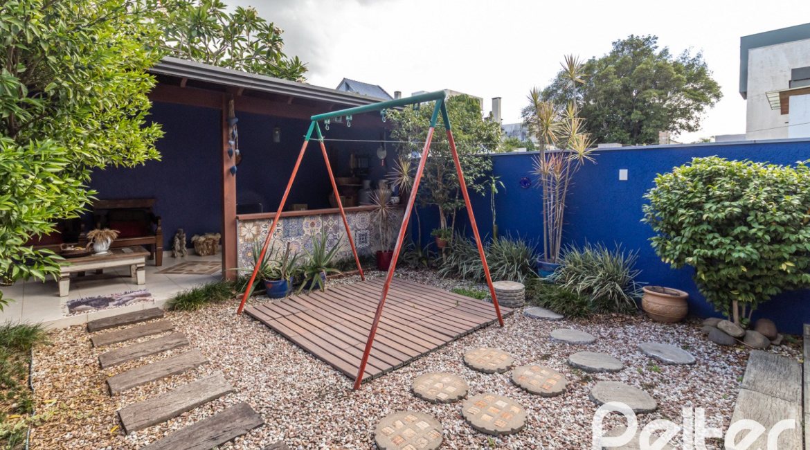 Casa em Condomínio à venda com 186m², 3 dormitórios, 1 suíte, 2 vagas, no bairro Hípica em Porto Alegre