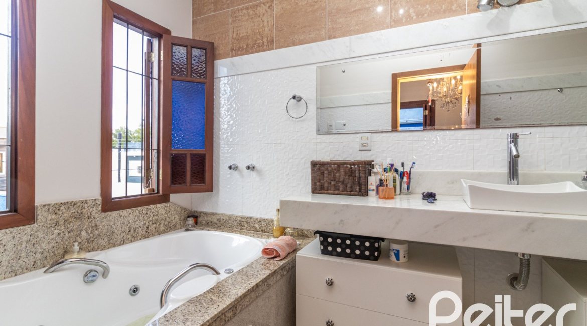 Casa em Condomínio à venda com 186m², 3 dormitórios, 1 suíte, 2 vagas, no bairro Hípica em Porto Alegre