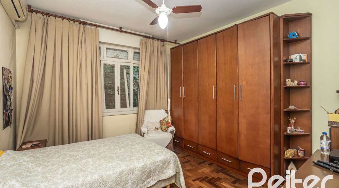 Casa à venda com 280m², 4 dormitórios, 1 suíte, 6 vagas, no bairro Cristal em Porto Alegre