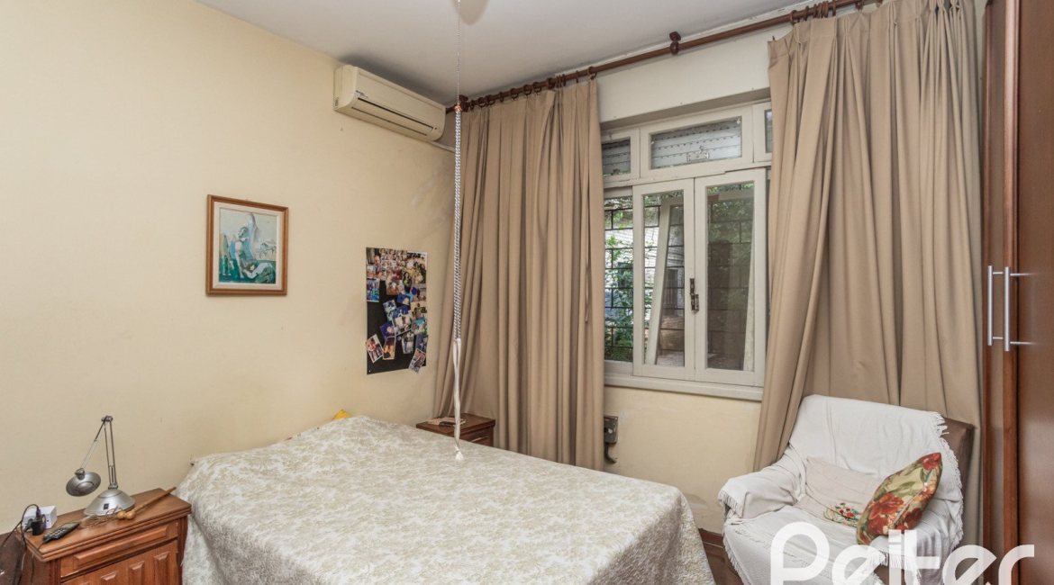 Casa à venda com 280m², 4 dormitórios, 1 suíte, 6 vagas, no bairro Cristal em Porto Alegre