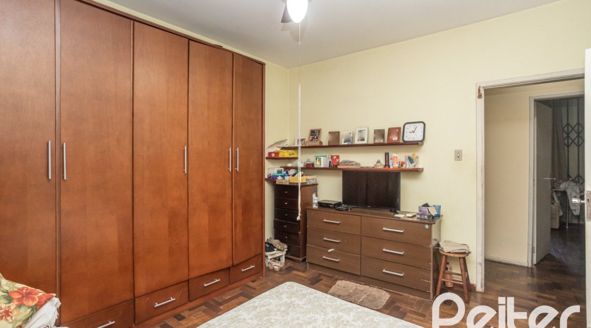 Casa à venda com 280m², 4 dormitórios, 1 suíte, 6 vagas, no bairro Cristal em Porto Alegre