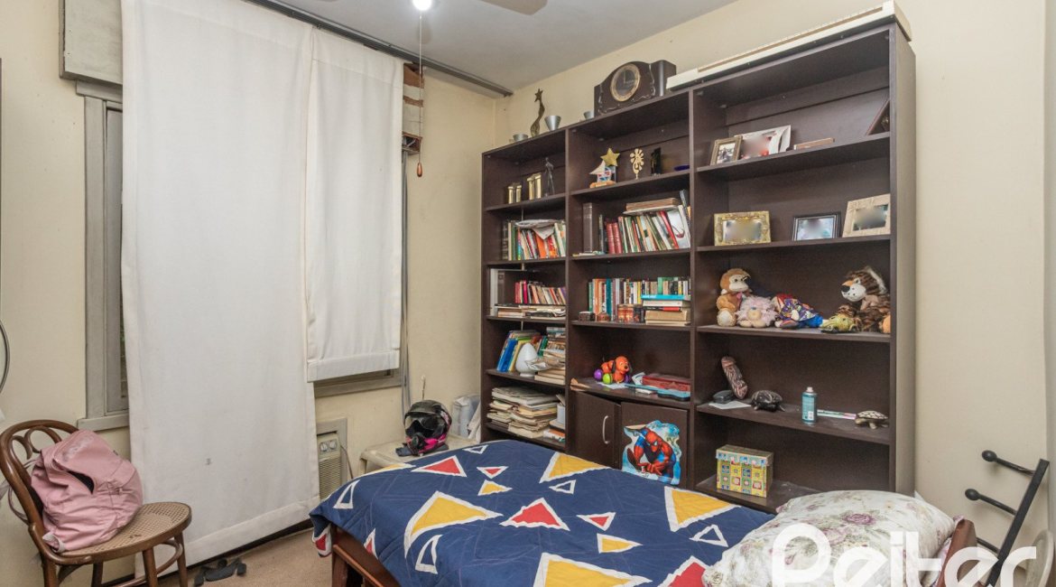 Casa à venda com 280m², 4 dormitórios, 1 suíte, 6 vagas, no bairro Cristal em Porto Alegre