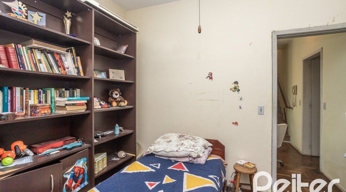 Casa à venda com 280m², 4 dormitórios, 1 suíte, 6 vagas, no bairro Cristal em Porto Alegre