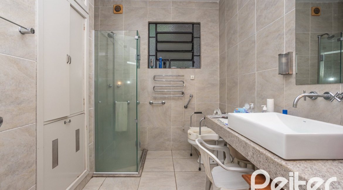 Casa à venda com 280m², 4 dormitórios, 1 suíte, 6 vagas, no bairro Cristal em Porto Alegre