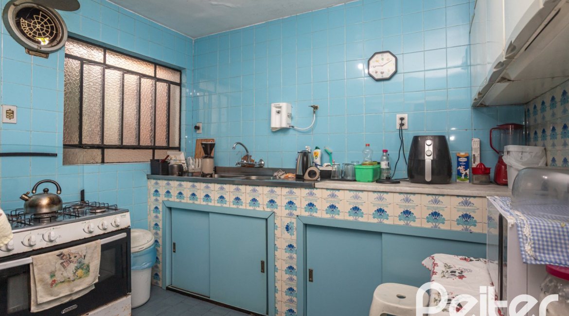 Casa à venda com 280m², 4 dormitórios, 1 suíte, 6 vagas, no bairro Cristal em Porto Alegre