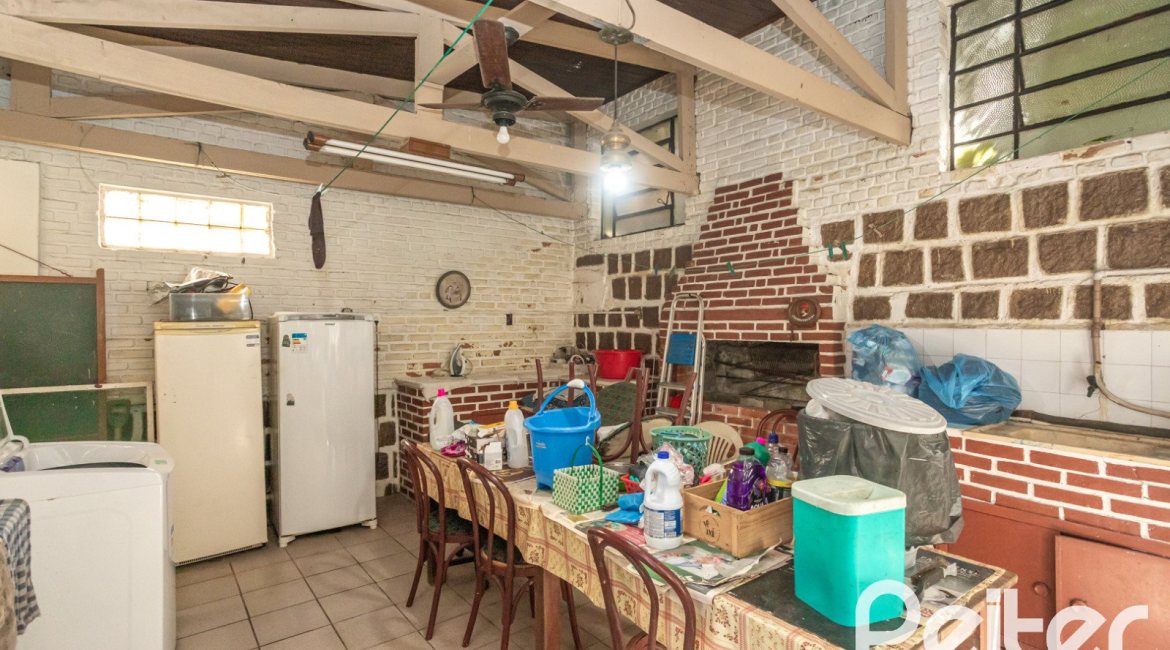 Casa à venda com 280m², 4 dormitórios, 1 suíte, 6 vagas, no bairro Cristal em Porto Alegre