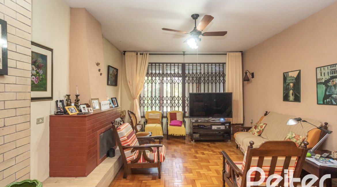 Casa à venda com 280m², 4 dormitórios, 1 suíte, 6 vagas, no bairro Cristal em Porto Alegre