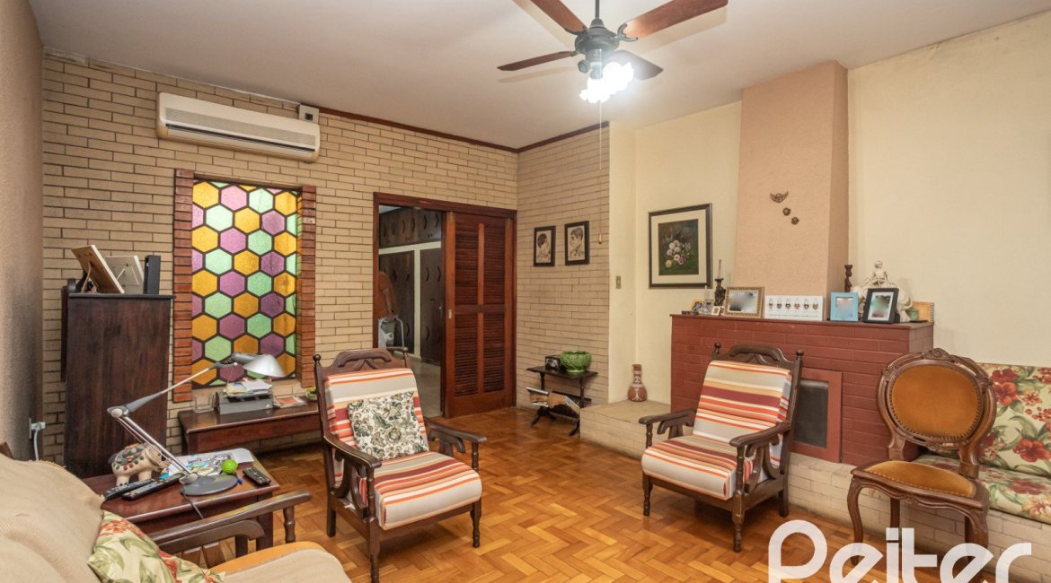 Casa à venda com 280m², 4 dormitórios, 1 suíte, 6 vagas, no bairro Cristal em Porto Alegre