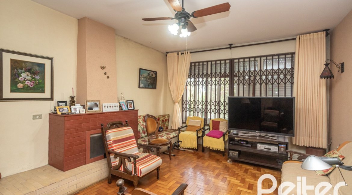 Casa à venda com 280m², 4 dormitórios, 1 suíte, 6 vagas, no bairro Cristal em Porto Alegre