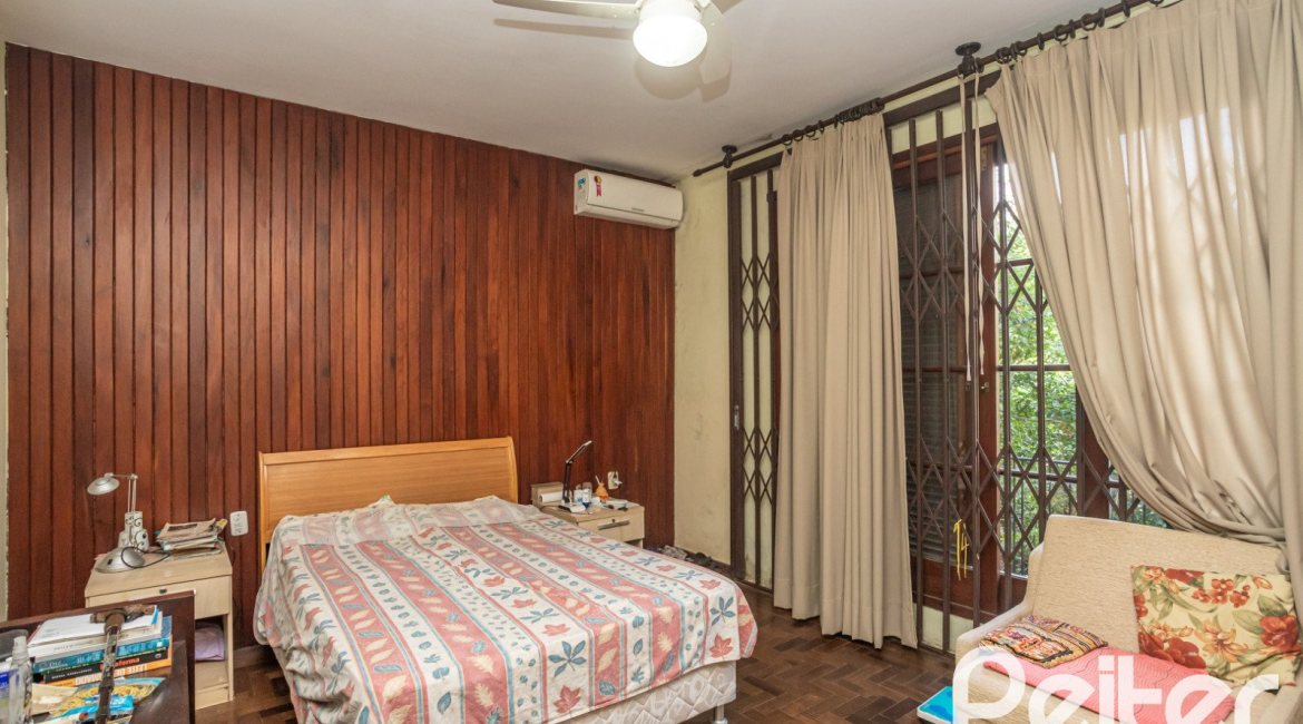 Casa à venda com 280m², 4 dormitórios, 1 suíte, 6 vagas, no bairro Cristal em Porto Alegre