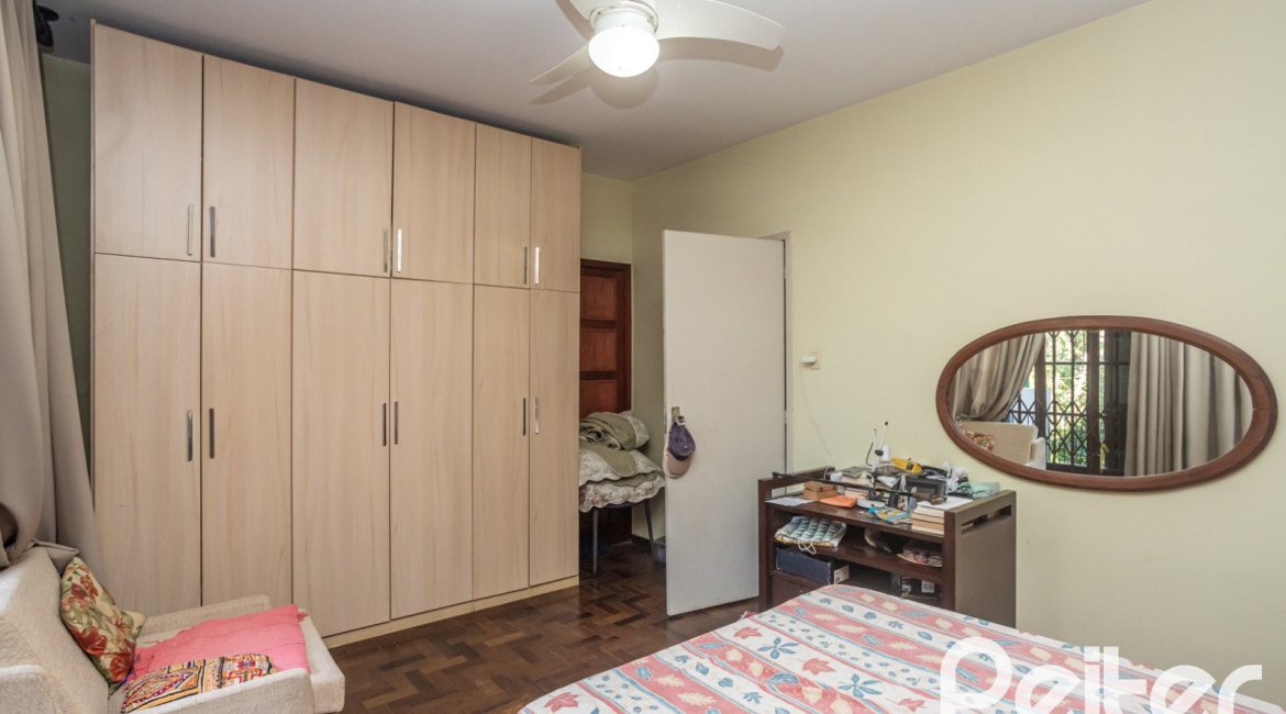 Casa à venda com 280m², 4 dormitórios, 1 suíte, 6 vagas, no bairro Cristal em Porto Alegre