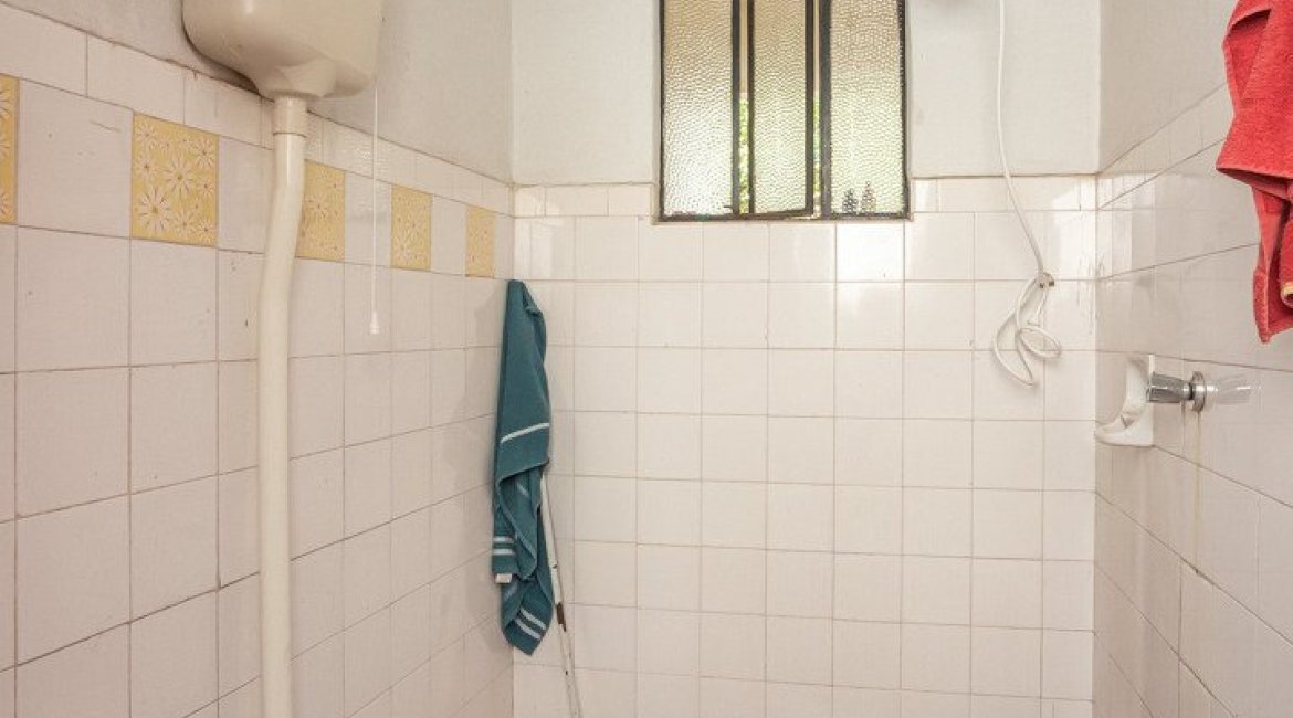 Casa à venda com 280m², 4 dormitórios, 1 suíte, 6 vagas, no bairro Cristal em Porto Alegre