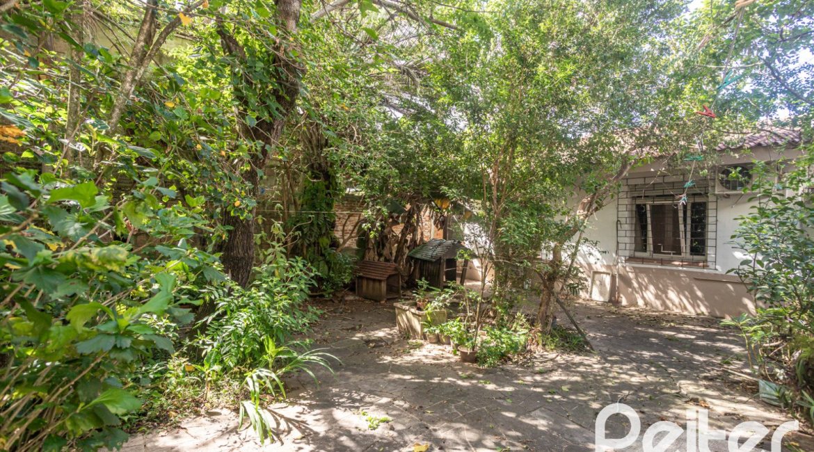 Casa à venda com 280m², 4 dormitórios, 1 suíte, 6 vagas, no bairro Cristal em Porto Alegre