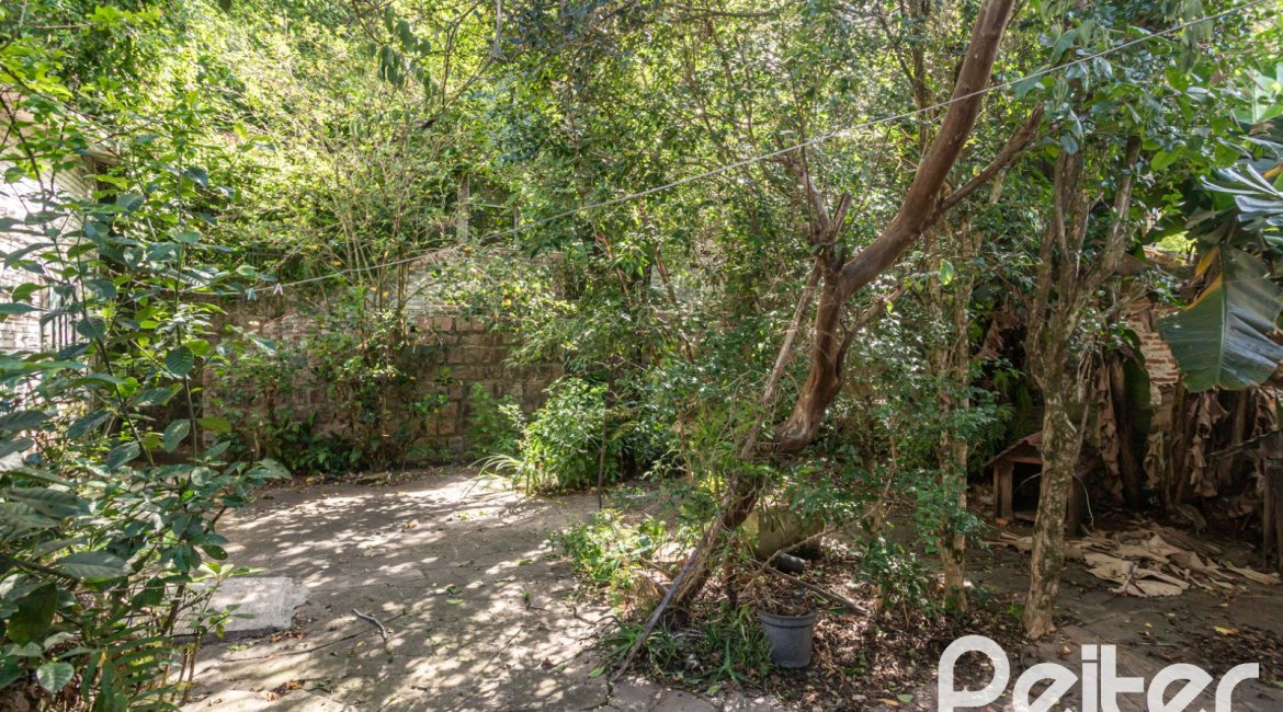 Casa à venda com 280m², 4 dormitórios, 1 suíte, 6 vagas, no bairro Cristal em Porto Alegre