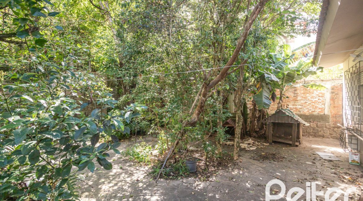 Casa à venda com 280m², 4 dormitórios, 1 suíte, 6 vagas, no bairro Cristal em Porto Alegre