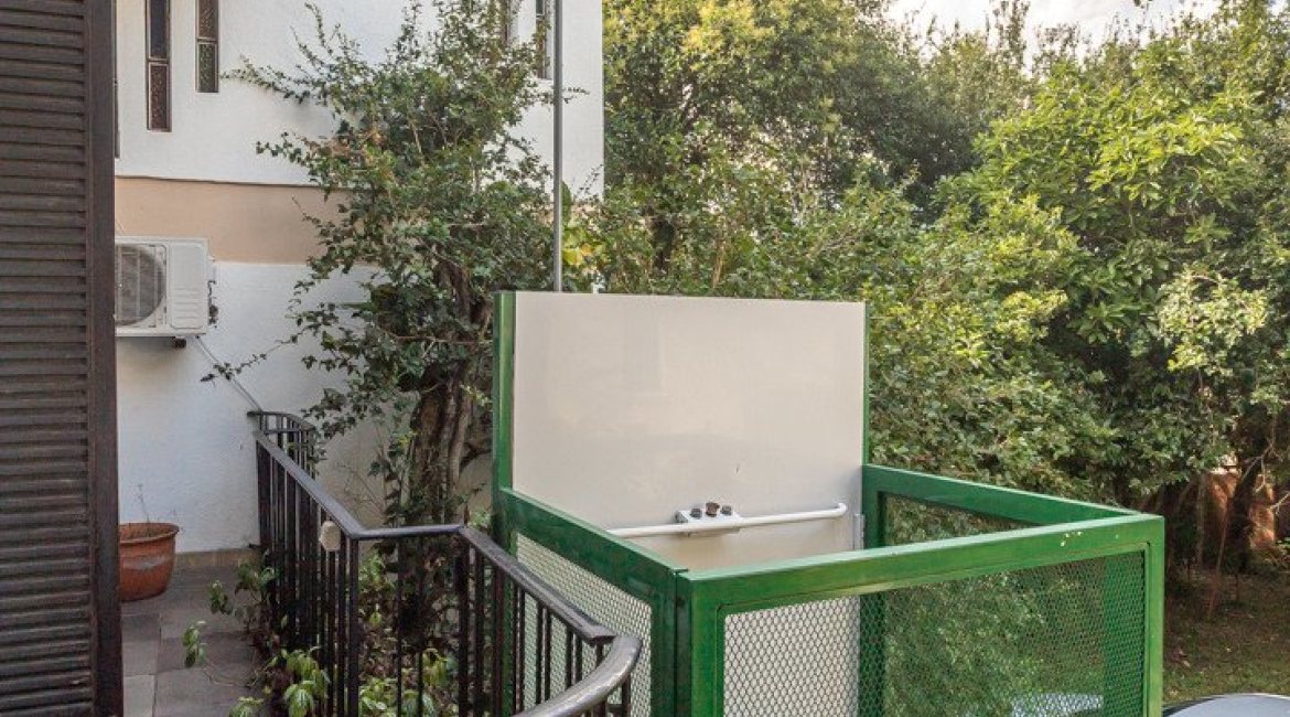 Casa à venda com 280m², 4 dormitórios, 1 suíte, 6 vagas, no bairro Cristal em Porto Alegre