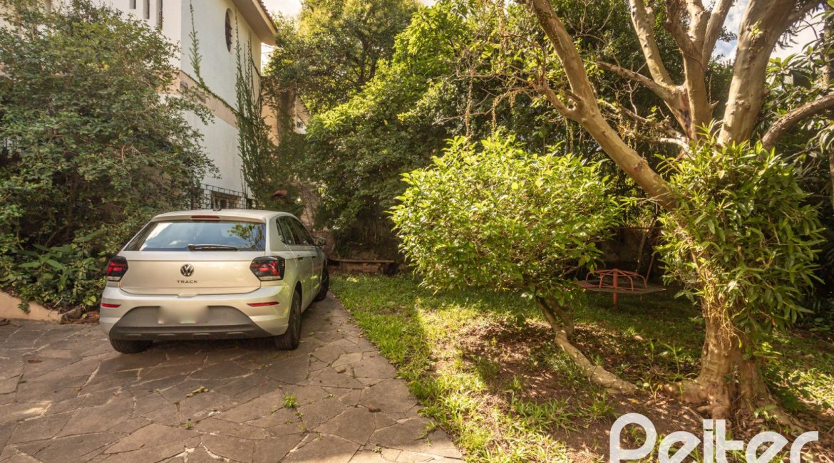 Casa à venda com 280m², 4 dormitórios, 1 suíte, 6 vagas, no bairro Cristal em Porto Alegre