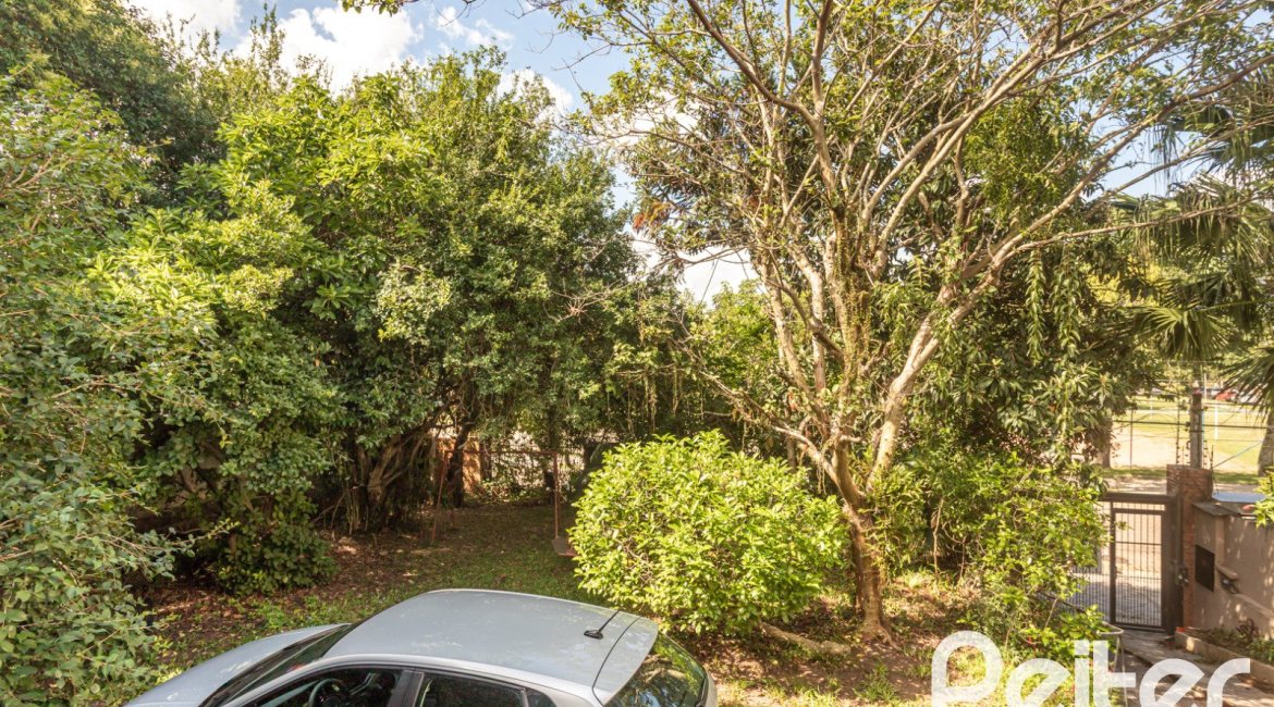 Casa à venda com 280m², 4 dormitórios, 1 suíte, 6 vagas, no bairro Cristal em Porto Alegre