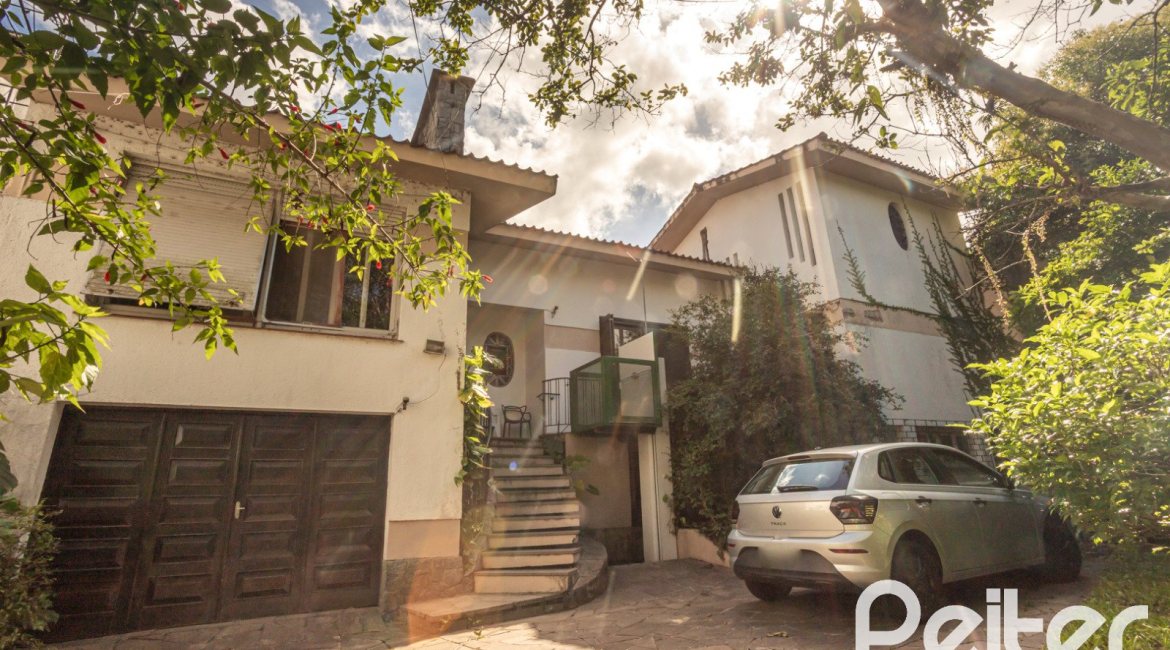 Casa à venda com 280m², 4 dormitórios, 1 suíte, 6 vagas, no bairro Cristal em Porto Alegre