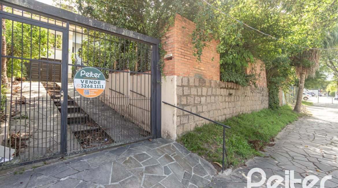 Casa à venda com 280m², 4 dormitórios, 1 suíte, 6 vagas, no bairro Cristal em Porto Alegre