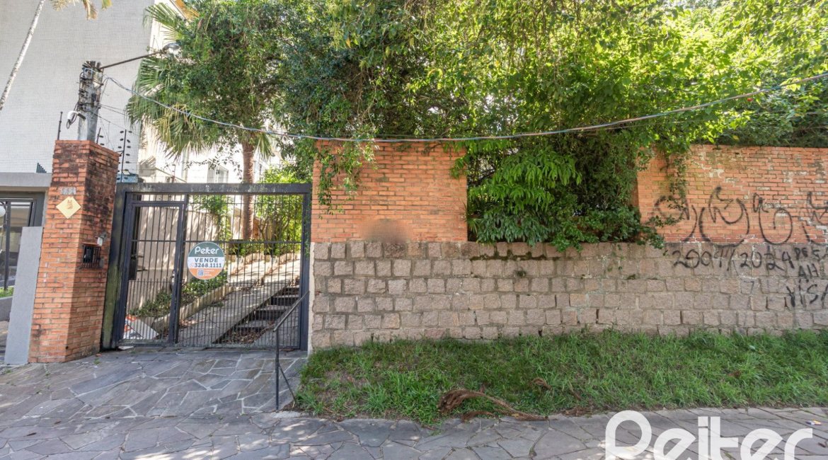 Casa à venda com 280m², 4 dormitórios, 1 suíte, 6 vagas, no bairro Cristal em Porto Alegre