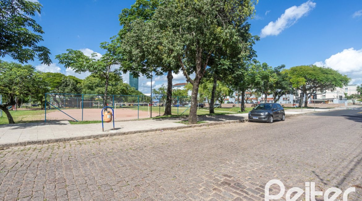 Casa à venda com 280m², 4 dormitórios, 1 suíte, 6 vagas, no bairro Cristal em Porto Alegre