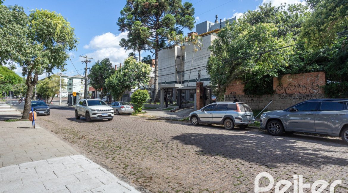Casa à venda com 280m², 4 dormitórios, 1 suíte, 6 vagas, no bairro Cristal em Porto Alegre
