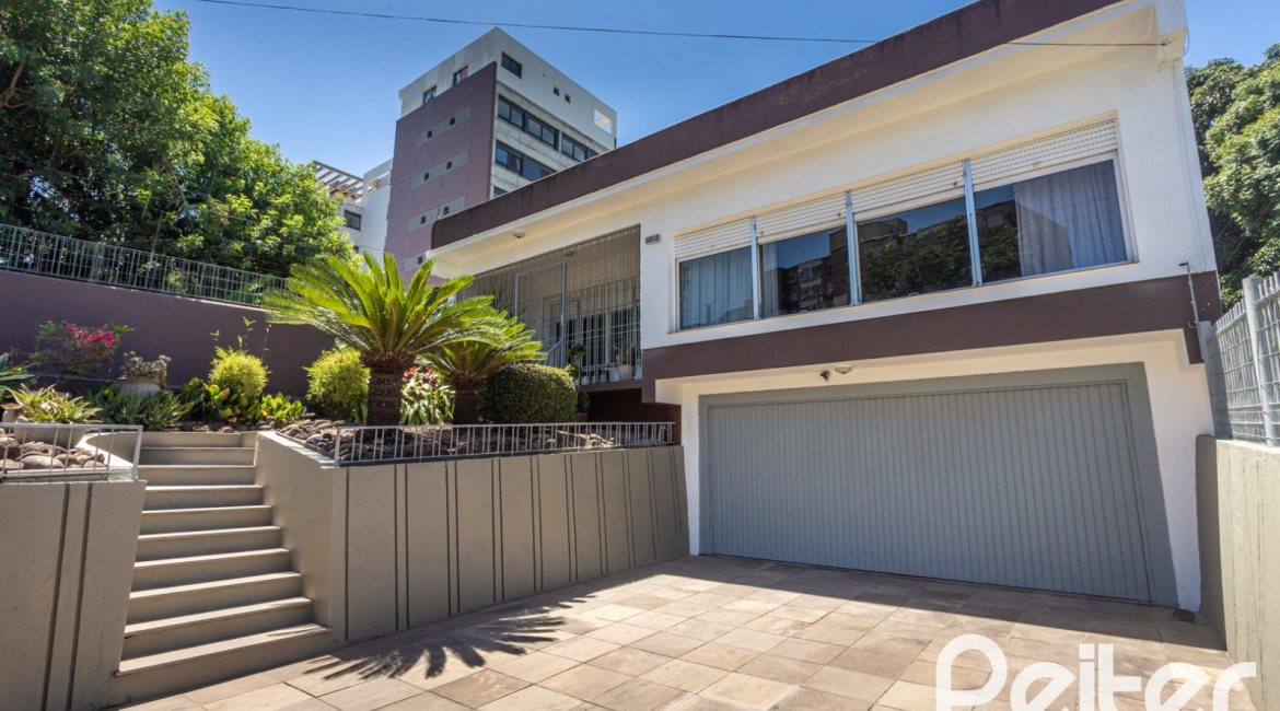 Casa à venda com 220m², 3 dormitórios, 2 suítes, 5 vagas, no bairro Cristal em Porto Alegre