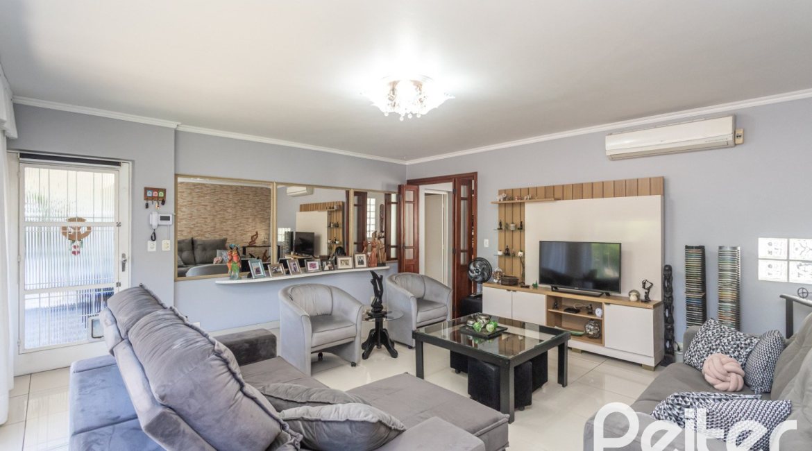 Casa à venda com 220m², 3 dormitórios, 2 suítes, 5 vagas, no bairro Cristal em Porto Alegre