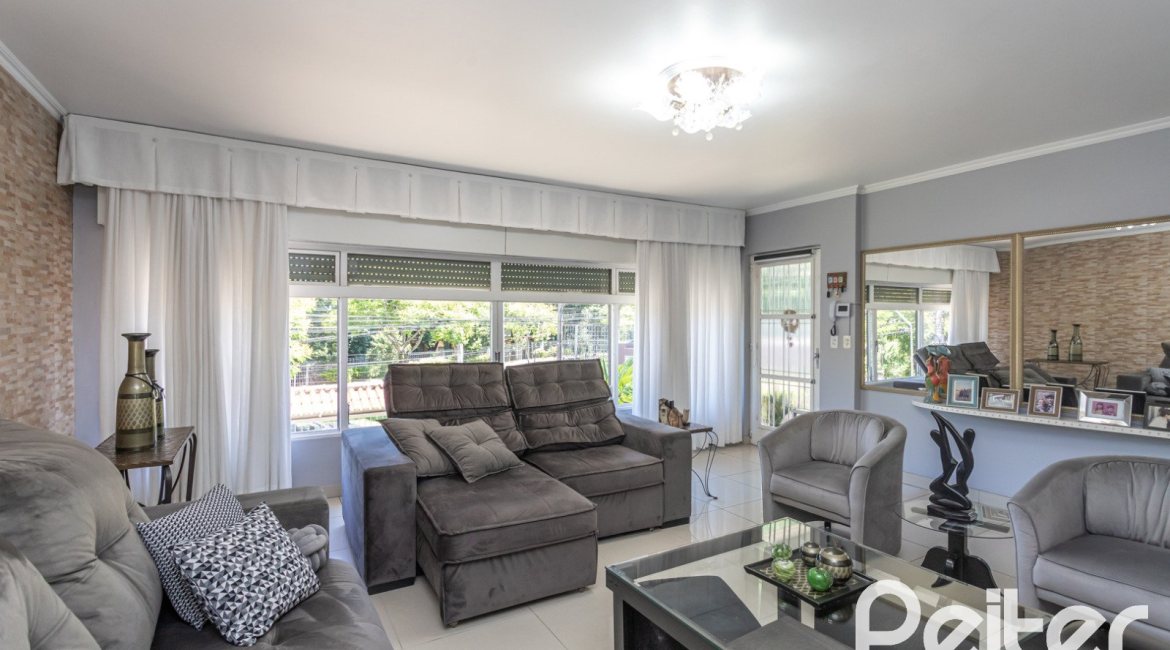 Casa à venda com 220m², 3 dormitórios, 2 suítes, 5 vagas, no bairro Cristal em Porto Alegre