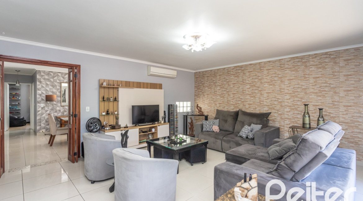 Casa à venda com 220m², 3 dormitórios, 2 suítes, 5 vagas, no bairro Cristal em Porto Alegre